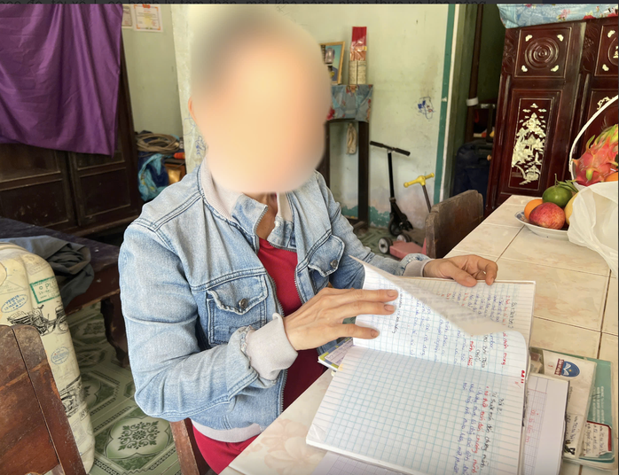 Bà H. đau đớn lật từng trang tập của con gái