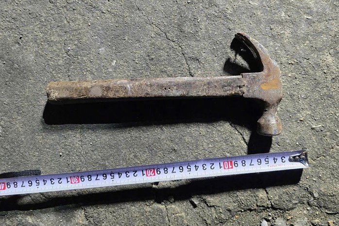 Chiếc búa tang vật của vụ án. Ảnh: C. An