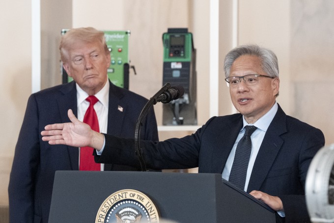 Tổng thống Mỹ Donald Trump (trái) và CEO Nvidia Jensen Huang. Ảnh: Reuters