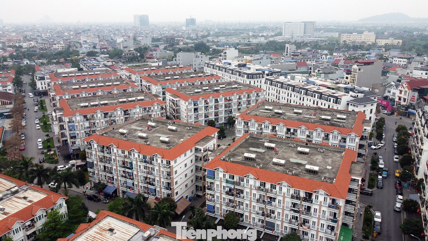 Đoàn thanh tra xác định, Công ty Pruksa triển khai dự án chậm (thời hạn 2017), không hoàn thành các hạng mục, đến năm 2022 mới đề nghị điều chỉnh, gia hạn tiến độ thực hiện. Đến thời điểm thanh tra (9/2025), dự án vẫn chưa hoàn thành việc bồi thường, giải phóng mặt bằng, chưa hoàn thành xây dựng hạ tầng kỹ thuật. Thanh tra cũng xác định, chủ đầu tư chưa lập danh sách đối tượng mua nhà gửi cơ quan chức năng để công khai; không cung cấp hồ sơ, tài liệu thể hiện việc trả hồ sơ do chưa giải quyết; không có phiếu tiếp nhận hồ sơ mua nhà...