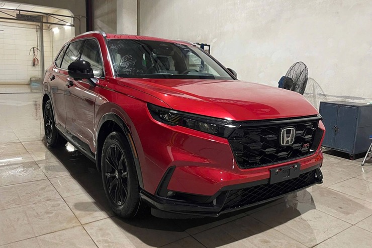 Honda CR-V e:HEV lắp ráp có màu đỏ mới.