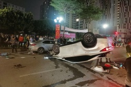 Hà Nội: Ô tô Lexus gây tai nạn liên hoàn trên phố Trung Kính rồi lật ngửa