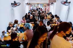 Quán bún riêu phố cổ Hà Nội đông nghịt khách sau vụ khách Trung chê bẩn