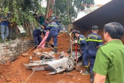 Cảnh sát phòng cháy đưa 2 thi thể phụ nữ bị xe tải đè bẹp ra ngoài