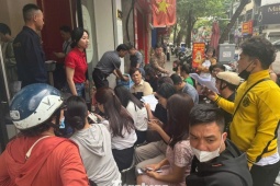 Dòng người thấp thỏm trên ‘phố vàng’ trước giờ Bảo Tín Minh Châu mở cửa