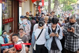 Bảo Tín Minh Châu mở cửa trở lại, giá vàng niêm yết giảm, khách hàng chờ hàng dài giao dịch