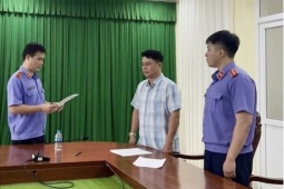 Vụ khởi tố 2 cựu cán bộ công an ở Vĩnh Long: Gia đình nữ sinh nói gì?