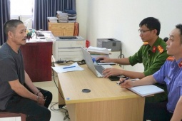 Xin bỏ qua lỗi vi phạm nồng độ cồn không được, mở cốp xe máy lấy búa đánh liên tiếp vào đầu CSGT