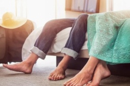 Vì sao du khách không nên đi chân trần trong phòng khách sạn?