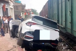 Băng qua lối đi tự mở, ô tô bị tàu hỏa tông nát đầu