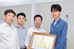 Nam sinh xông vào đám cháy cứu người được quyền Bộ trưởng GD-ĐT tặng Bằng khen