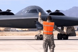 Oanh tạc cơ tàng hình B-2 Spirit xuất kích với chi tiết lạ trên cánh