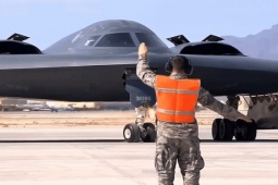 Oanh tạc cơ tàng hình B-2 Spirit xuất kích với chi tiết lạ trên cánh