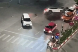 CLIP: Góc quay khác vụ xế hộp Lexus gây tai nạn liên hoàn trên đường Trung Kính