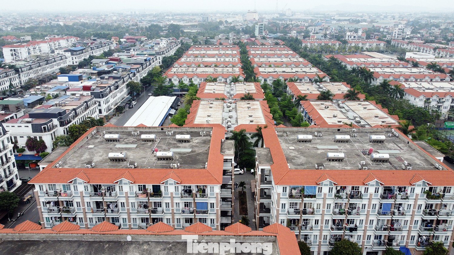 Đoàn thanh tra xác định, Công ty Pruksa triển khai dự án chậm (thời hạn 2017), không hoàn thành các hạng mục, đến năm 2022 mới đề nghị điều chỉnh, gia hạn tiến độ thực hiện. Đến thời điểm thanh tra (9/2025), dự án vẫn chưa hoàn thành việc bồi thường, giải phóng mặt bằng, chưa hoàn thành xây dựng hạ tầng kỹ thuật. Thanh tra cũng xác định, chủ đầu tư chưa lập danh sách đối tượng mua nhà gửi cơ quan chức năng để công khai; không cung cấp hồ sơ, tài liệu thể hiện việc trả hồ sơ do chưa giải quyết; không có phiếu tiếp nhận hồ sơ mua nhà...