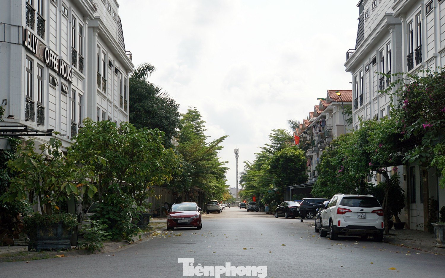 Ghi nhận của PV, dự án nhà ở cho người thu nhập thấp và dự án NƠXH cùng ở mặt đường Máng Nước (phường An Hải), vị trí trung tâm quận An Dương (cũ). Cả 2 dự án cơ bản đã lấp đầy các căn hộ. Nhiều gia đình ở tầng 1, tận dụng vỉa hè làm nơi kinh doanh dịch vụ, ăn uống.