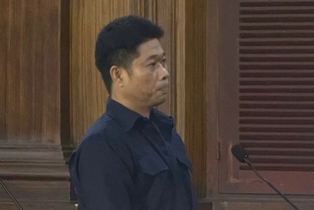 Mẹ ruột "phê" ma túy, chồng hờ xâm hại con gái