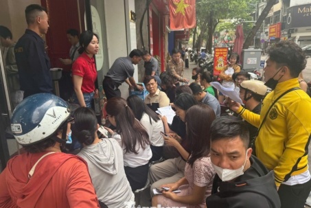 Dòng người thấp thỏm trên ‘phố vàng’ trước giờ Bảo Tín Minh Châu mở cửa