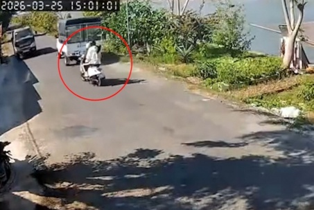 Clip: Vượt ẩu khuất tầm nhìn, xe máy khiến xe ben drift quay 180 độ