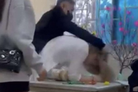 Nữ sinh lớp 12 Trường Cao đẳng Điện tử - Điện lạnh Hà Nội bị đánh dã man trong lớp học: Công an đã tiếp nhận vụ việc