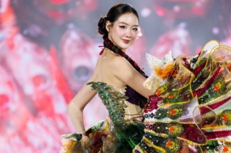 Bảo Ngọc diễn vũ điệu sắc màu cùng thí sinh Miss World Vietnam