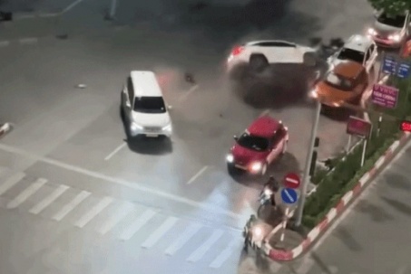 CLIP: Góc quay khác vụ xế hộp Lexus gây tai nạn liên hoàn trên đường Trung Kính