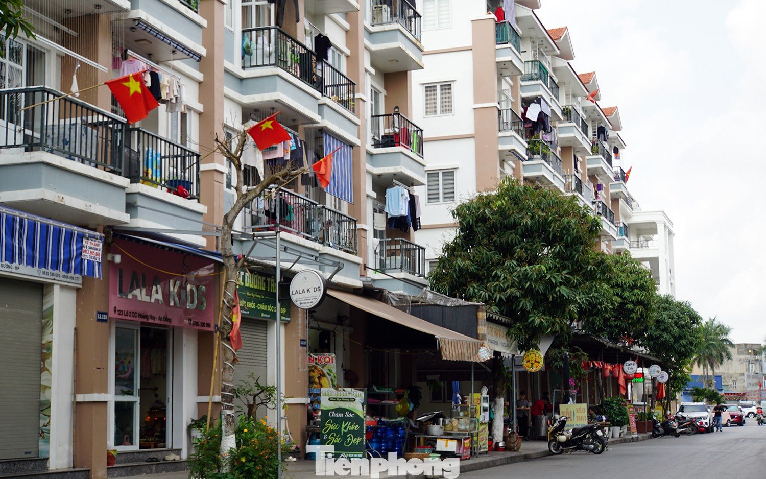 Ghi nhận của PV, dự án nhà ở cho người thu nhập thấp và dự án NƠXH cùng ở mặt đường Máng Nước (phường An Hải), vị trí trung tâm quận An Dương (cũ). Cả 2 dự án cơ bản đã lấp đầy các căn hộ. Nhiều gia đình ở tầng 1, tận dụng vỉa hè làm nơi kinh doanh dịch vụ, ăn uống.