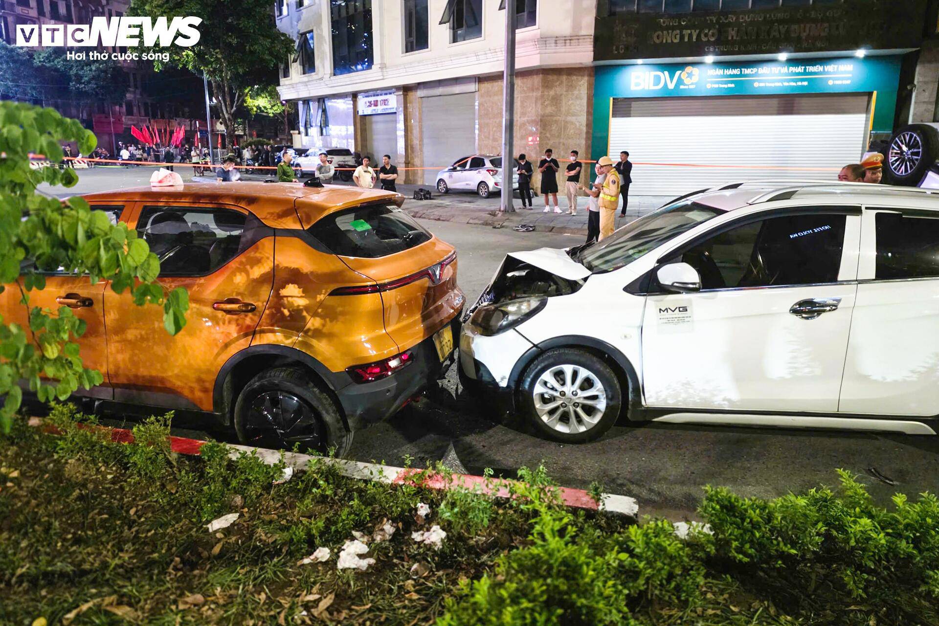 Theo quan sát, chiếc Lexus bị lật úp trên phần làn đường trung tâm, trong khi các ô tô khác bị móp méo, kính vỡ.