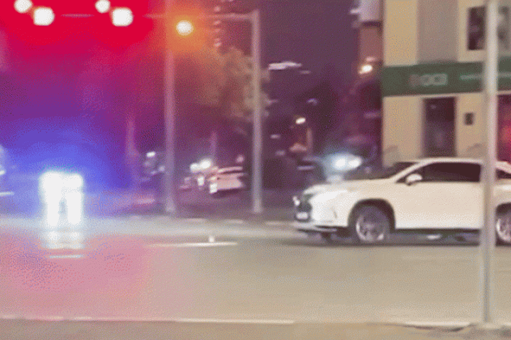 Ôtô lao qua ngã tư đâm 6 xe dừng chờ đèn đỏ ở Hà Nội