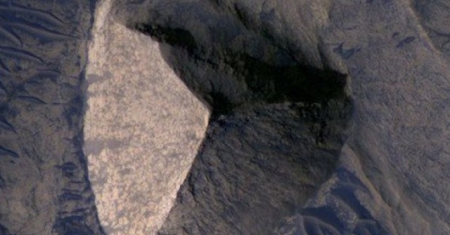 "Kim tự tháp 3 mặt” hiện ra trong ảnh NASA chụp hành tinh khác