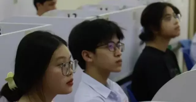 Hàng nghìn thí sinh tranh suất vào trường sư phạm