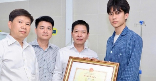 Nam sinh xông vào đám cháy cứu người được quyền Bộ trưởng GD-ĐT tặng Bằng khen