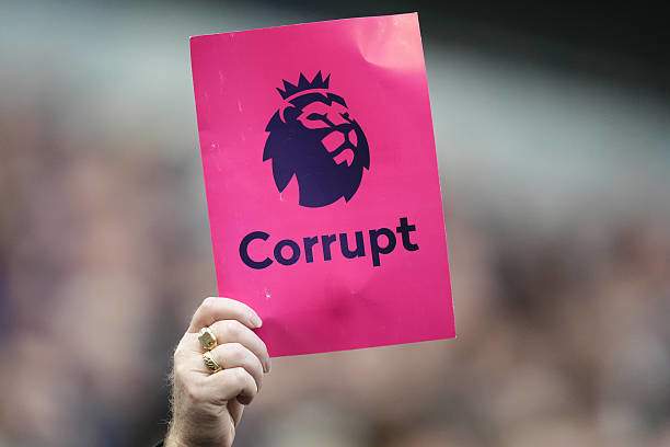 Fan Everton giơ cao những tờ giấy mang dòng chữ "tham nhũng" ở trận gặp Chelsea hôm 21/3