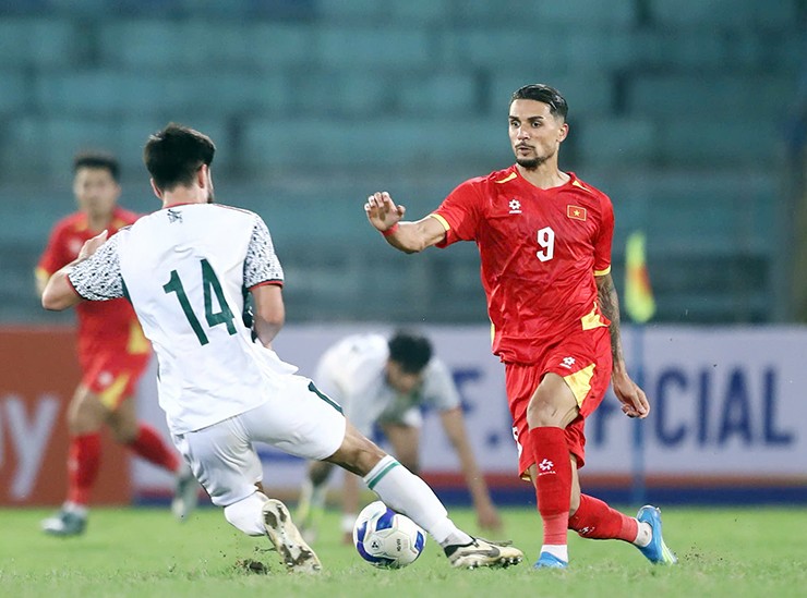 Đỗ Hoàng Hên thi đấu xông xáo trận ra mắt ĐT Việt Nam.