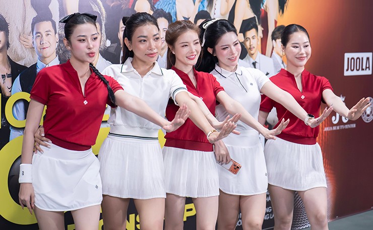 Với gần 100 người đẹp gồm các hoa hậu, siêu mẫu, diễn viên…tham gia tranh tài ở nội dung đôi nữ nghệ sĩ, giải đấu được ví von là màn so tài của các chân dài khi rất nhiều VĐV có chiều cao trên 1m7 nổi bật.