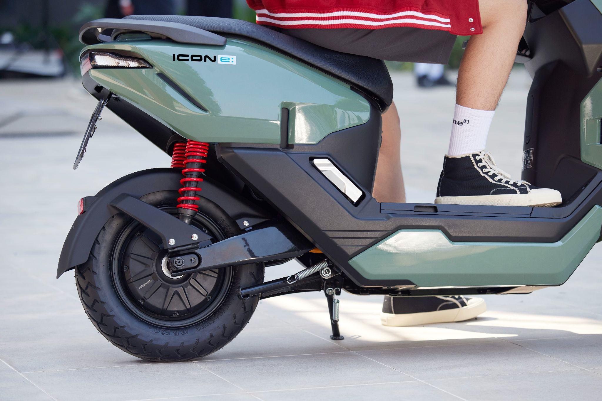 Honda ICON e: sở hữu chiều cao yên ở mức vừa phải và trọng lượng nhẹ khiến việc chống chân hay dắt xe trở nên dễ dàng ngay cả với người có thể trạng nhỏ