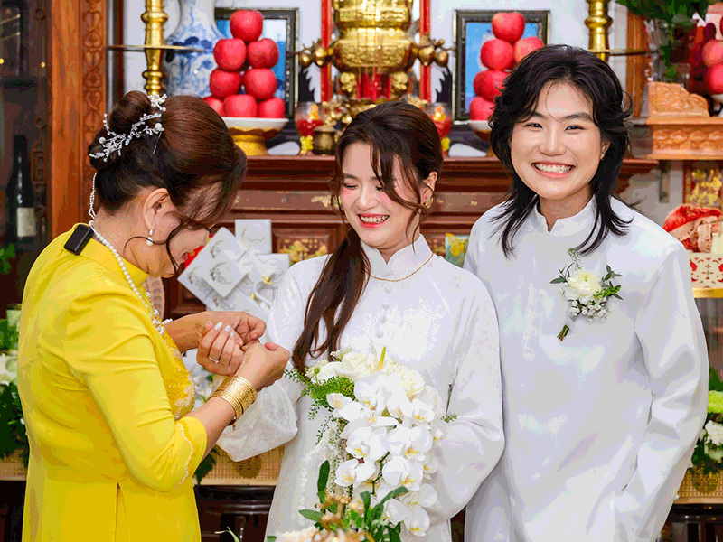 Cặp đôi được hai bên gia đình chúc phúc 