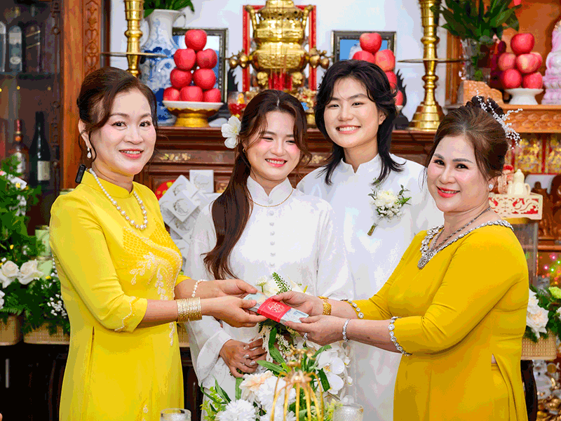 Cặp đôi được hai bên gia đình chúc phúc 