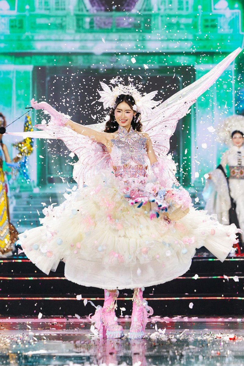 Các trang phục thu hút sự chú ý bởi sự đa dạng về màu sắc và ý tưởng thiết kế.