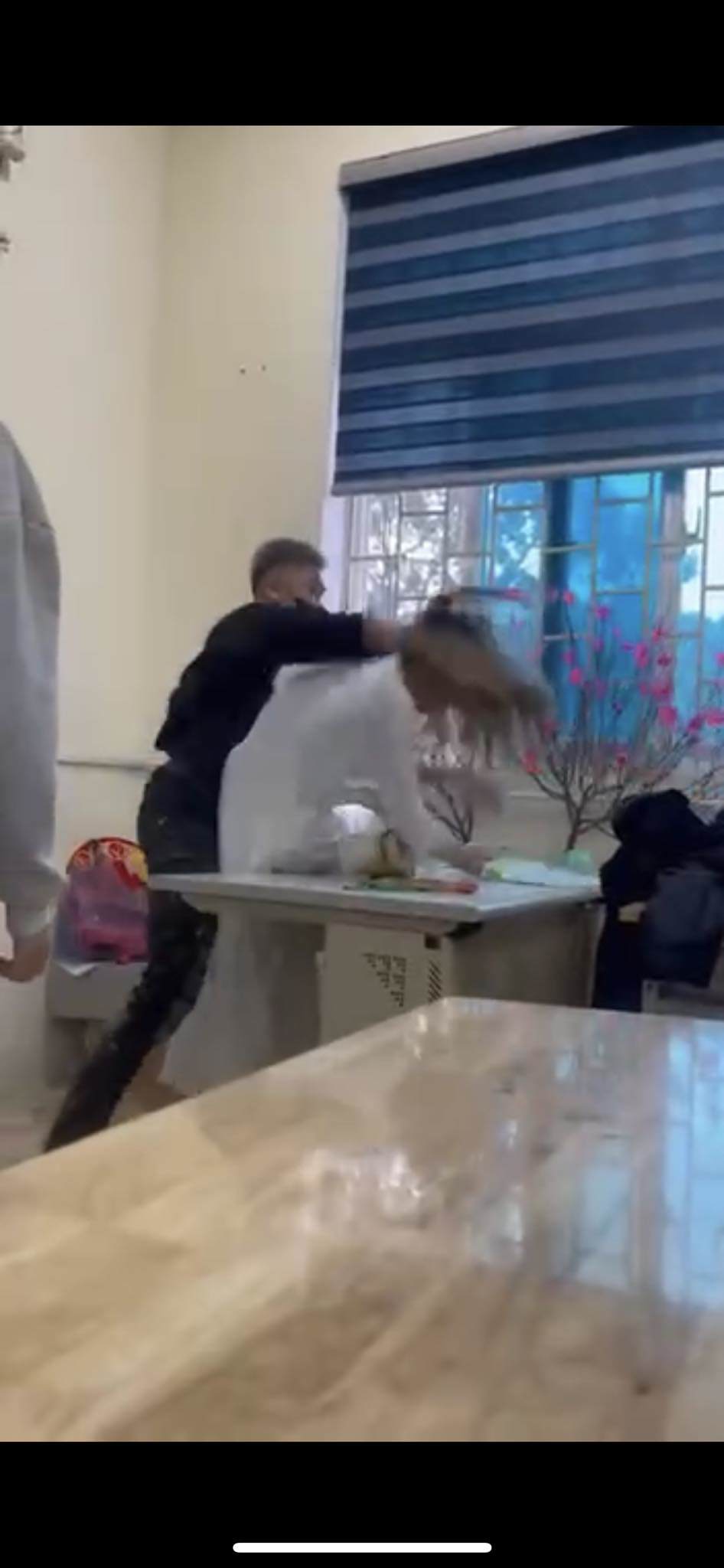 Nữ sinh bị bạo hành ngay trong lớp học. Ảnh: CMH