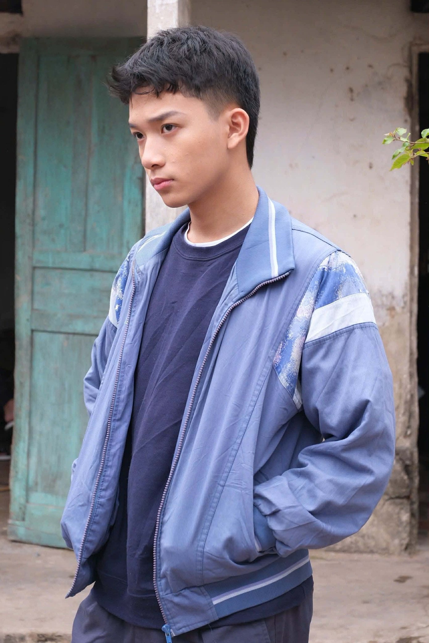 Sơn Tùng ở hậu trường phim Bước chân vào đời.