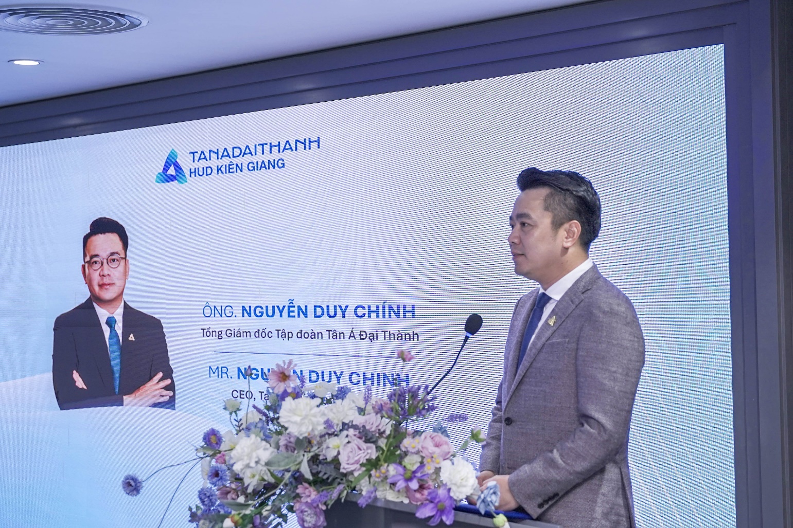 Ông Nguyễn Duy Chính - Tổng Giám đốc Tập đoàn Tân Á Đại Thành phát biểu tại lễ ký kết: “Chúng tôi không chỉ xây dựng một nhà máy, mà mong muốn kiến tạo chuẩn mực mới cho ngành công nghiệp xi măng Việt Nam theo hướng xanh hơn, hiệu quả hơn và có trách nhiệm hơn với tương lai.”