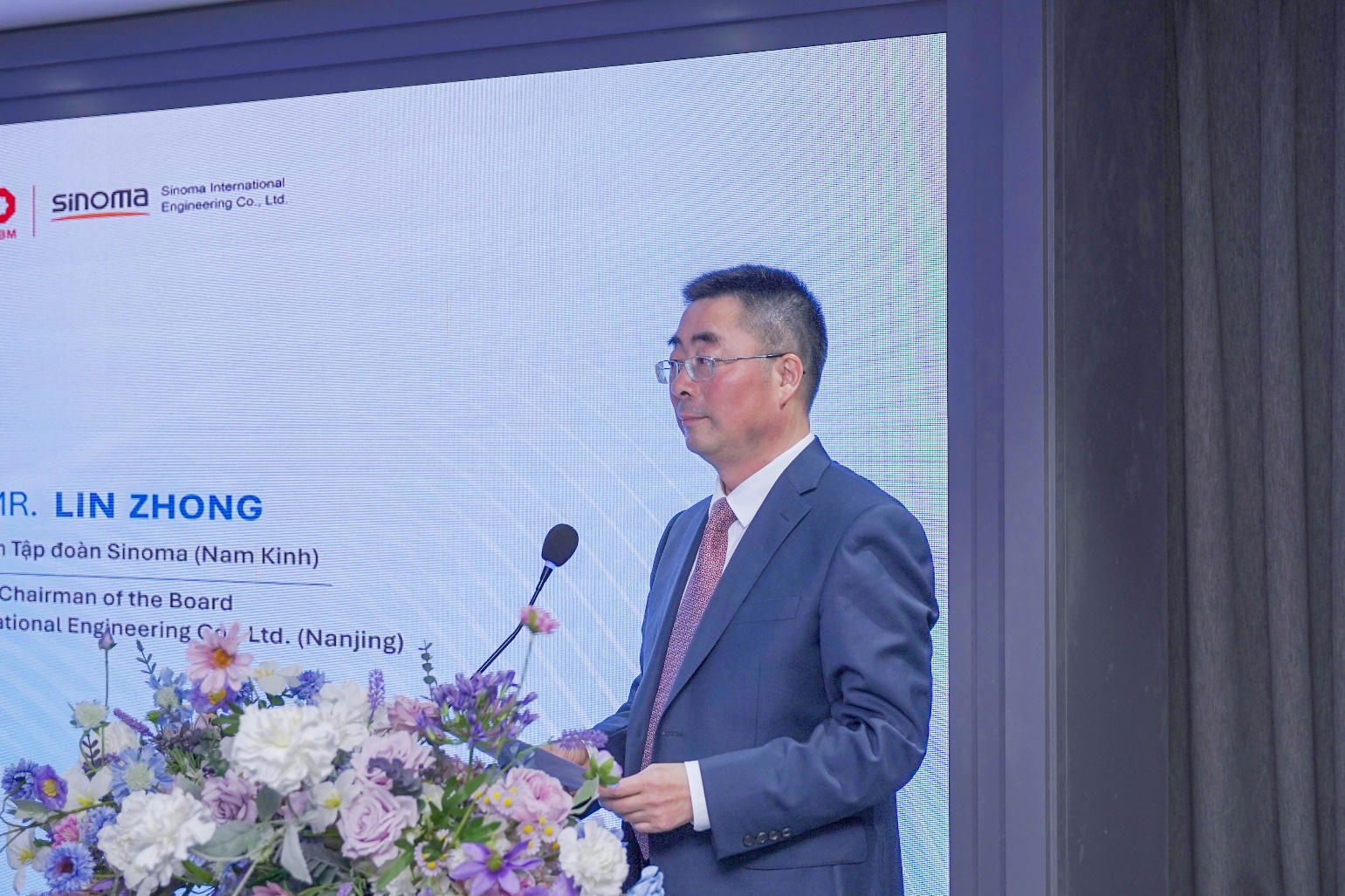 Ông Lâm Trung - Chủ tịch Sinoma phát biểu tại sự kiện: “Sinoma sẽ bám sát triết lý xây dựng “Xanh, Thông minh, Hiệu quả”, huy động đội ngũ chuyên gia tinh nhuệ nhất để kiến tạo dự án trở thành công trình tiêu biểu về vật liệu xây dựng xanh tại Đông Nam Á”.