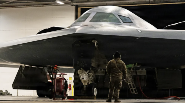 Theo hình ảnh do Bộ Tư lệnh Trung tâm Mỹ công bố, các máy bay ném bom tàng hình chiến lược B-2 Spirit đã xuất kích từ căn cứ không quân Whiteman tại bang Missouri để thực hiện nhiệm vụ tấn công tầm xa nhằm vào Iran.