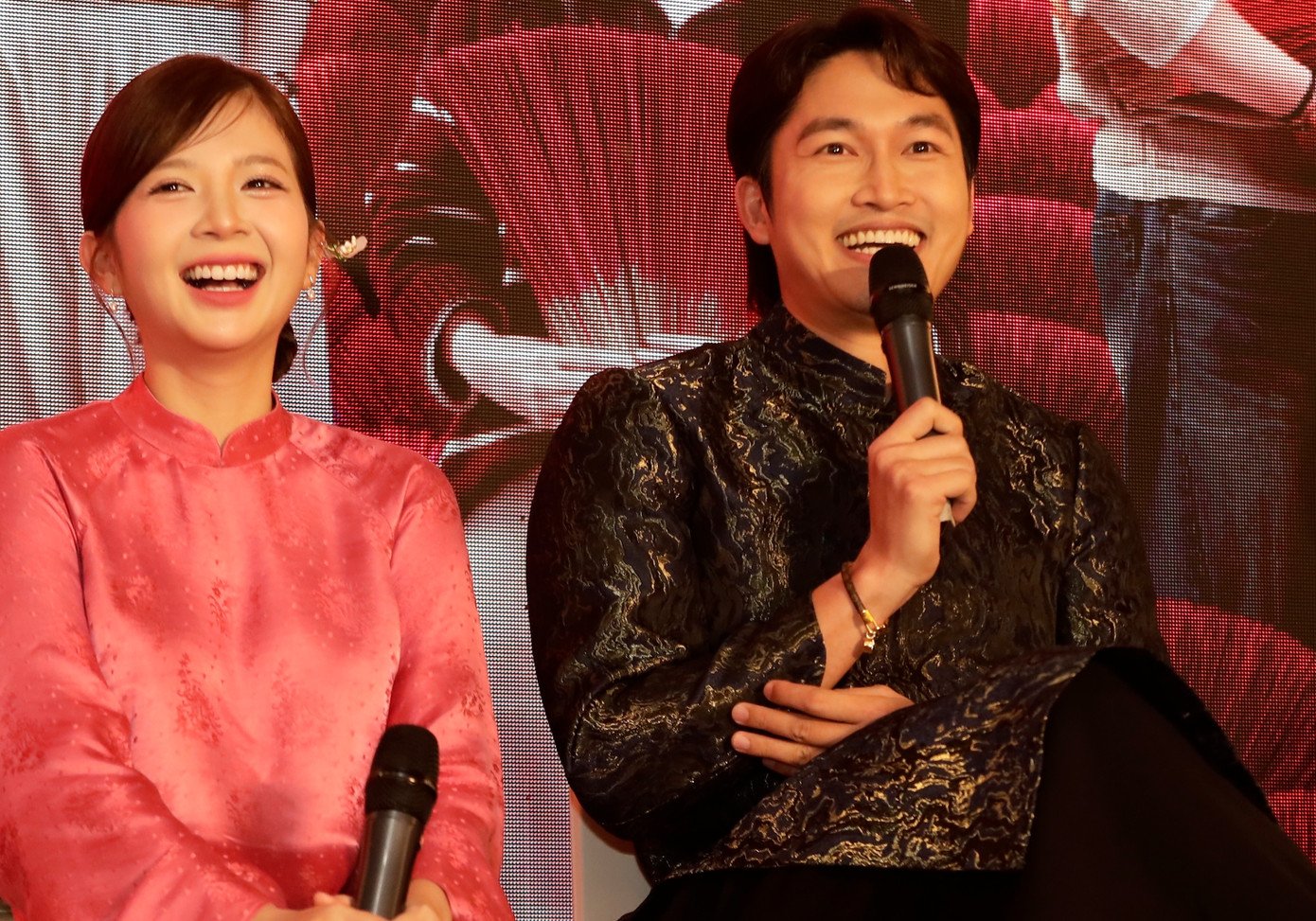 Ngọc Huyền và Đình Tú vừa kết hôn nhưng ngại khi đóng cảnh tình cảm.