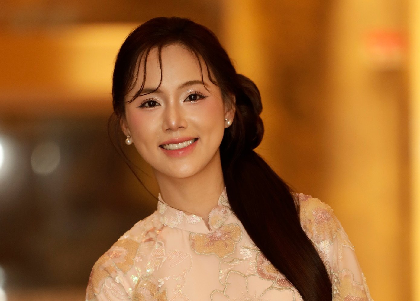 Phim còn có sự tham gia của nghệ sĩ Tú Oanh, Minh Thu, Anh Đức.