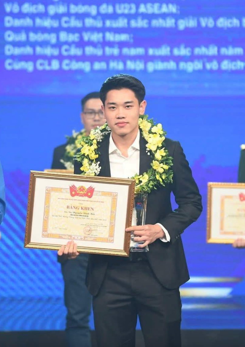 Á hậu Châu Anh và cầu thủ Đình Bắc.