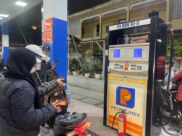 Từ 24h00 ngày 26/3 đến hết ngày 15/4/2026, mức thuế bảo vệ môi trường đối với xăng (trừ etanol), dầu điêzen và nhiên liệu bay được điều chỉnh về 0 đồng/lít.