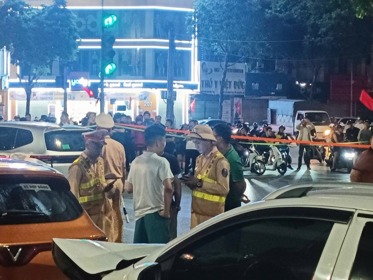 Cảnh sát kiểm tra nồng độ cồn tài xế.