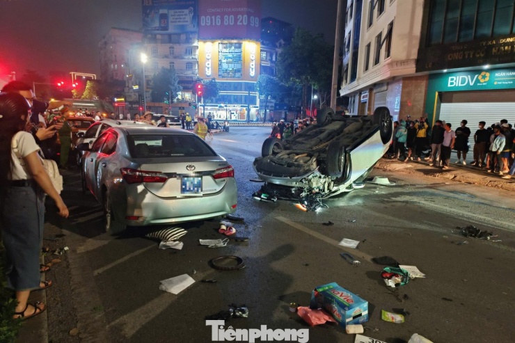 Nhiều phương tiện hư hỏng sau vụ tai nạn.